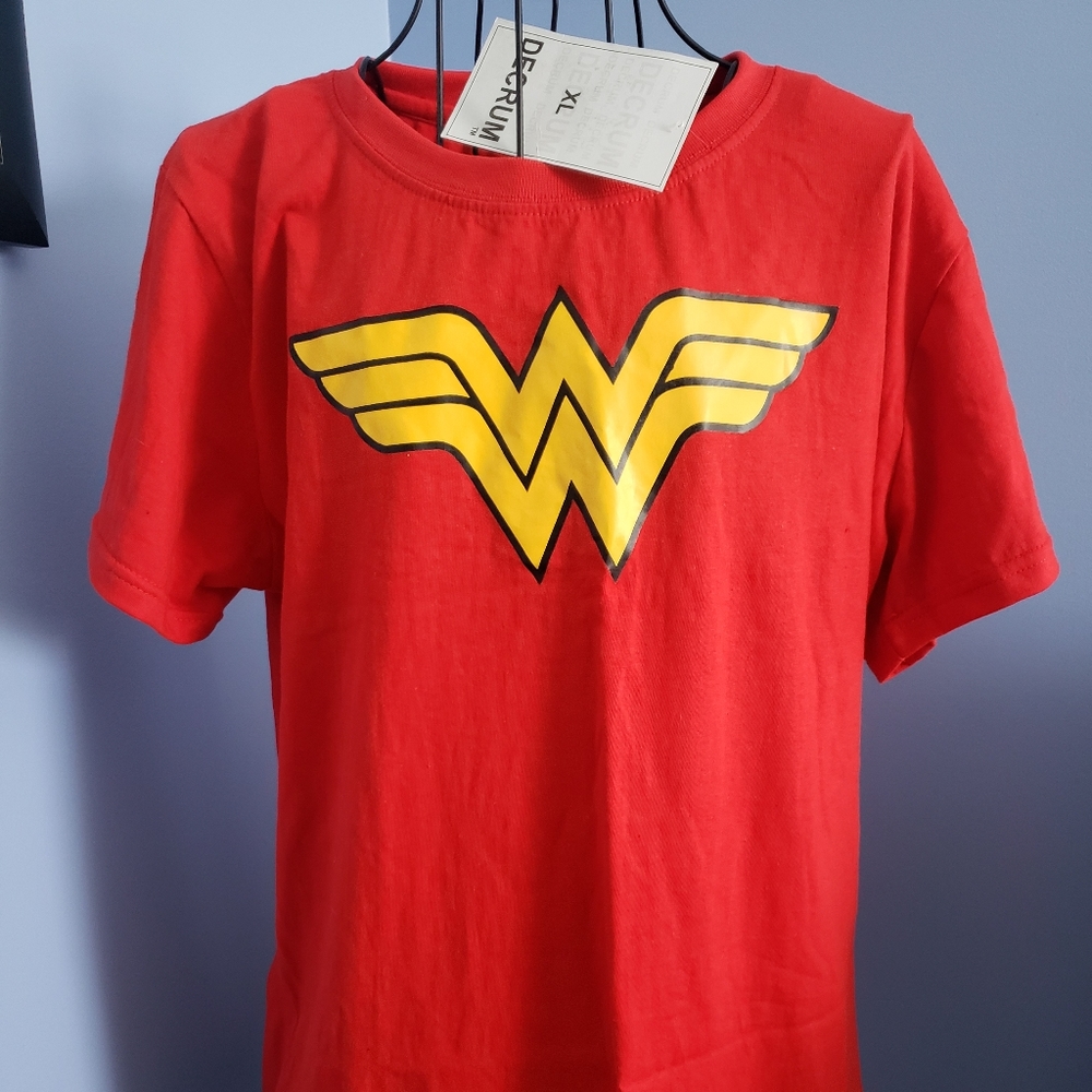 NWT Women's Wonder Woman T-shirt
